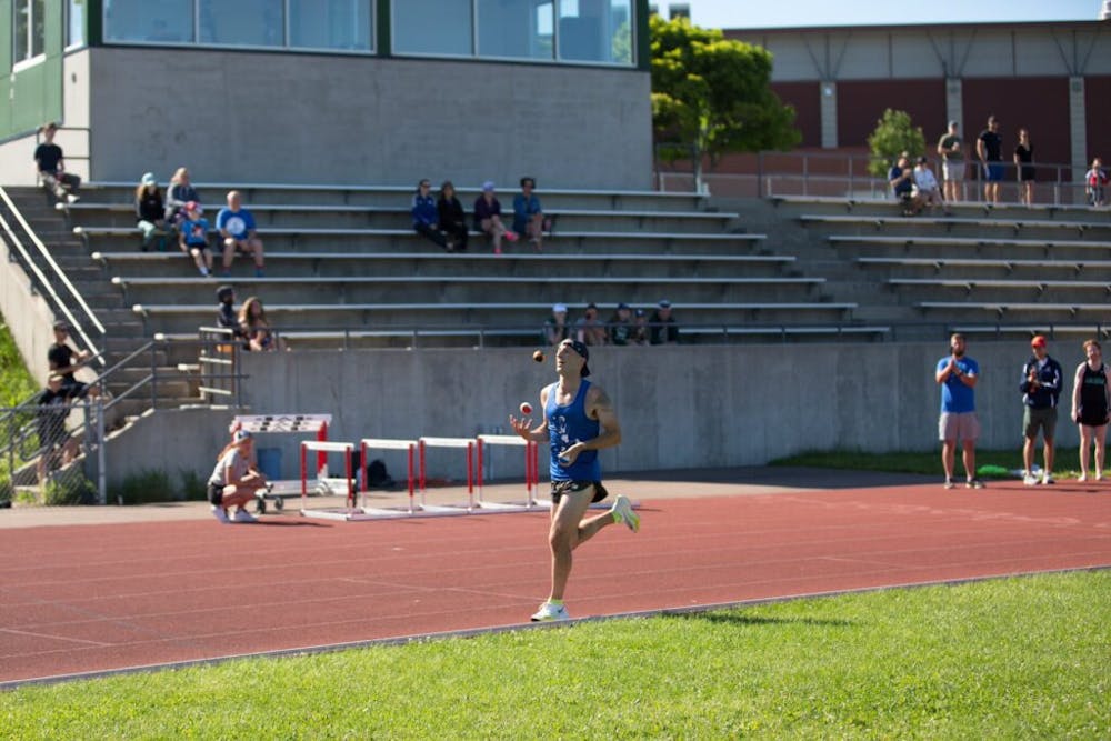 BERGERON Έσπασε το παγκόσμιο ρεκόρ στα 10 χιλιόμετρα κάνοντας ζογκλερικά με τρεις μπάλες σε 34:47! runbeat.gr